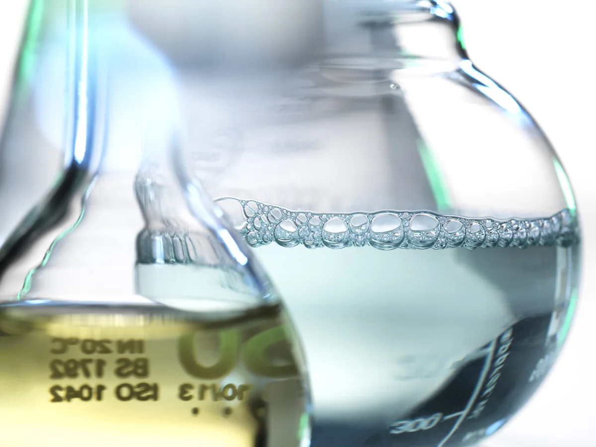 Farmakologie GHB, vazebné mechanismy na GABA-B receptory a průvodce bezpečností